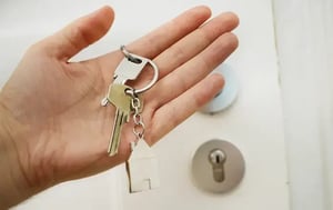 Foto-hand-met-sleutel-cube-house.jpg[1]